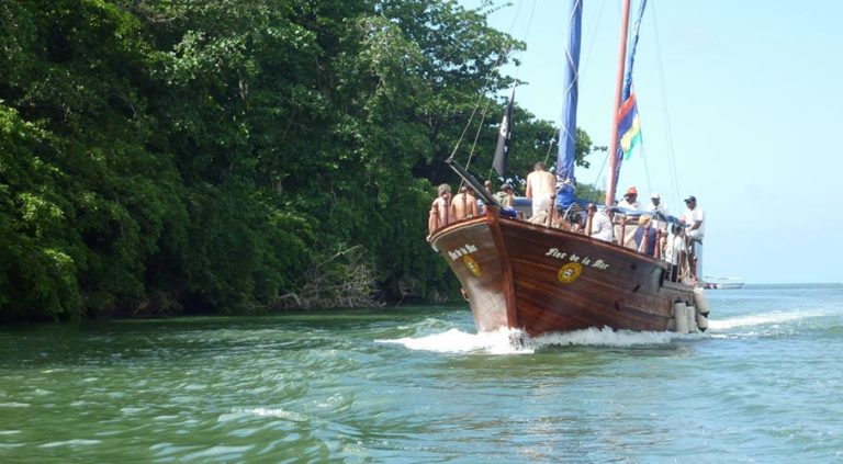 L Le Aux Cerfs En Bateau Pirate Tour Op Rateur L Ile Maurice